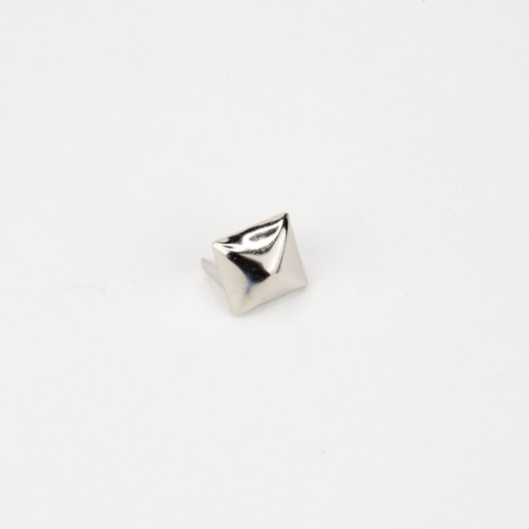 Studs nickel